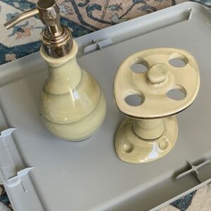 Elegant Cream liquid Soap Dispenser and Toothbrush Holder Set